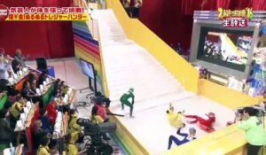 Un jeu TV japonais marrant où des candidats doivent monter un escalier très glissant