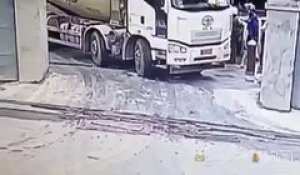 Un camion de ciment tombe dans un trou gigantesque !