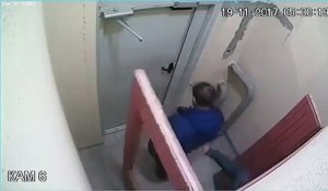 Un homme ivre s’acharne pendant 3 heures sur une porte bloqu