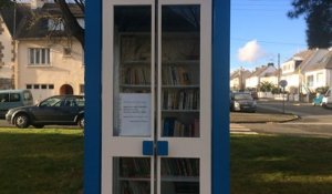 Une bibliothèque dans une cabine téléphonique