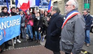 Le Front national manifeste devant une agence de la Société générale après la fermeture de ses comptes