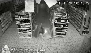 Un homme passe par le plafond pour cambrioler un supermarché et se pète la jambe en tombant