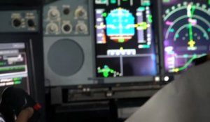 Le petit génie de l’aviation a été invité dans un simulateur de vol