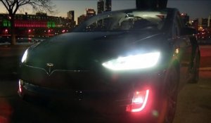 Show de lumières de Noël... sur une voiture Tesla !