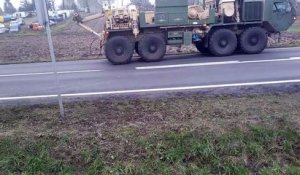 L'armée américaine plante un blindé en Pologne sur le bord de la route..