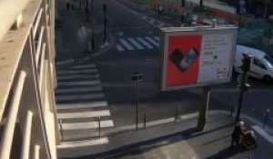 Paris : il saute d'un pont sur un panneau publicitaire à Bercy