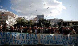 "Il faut alléger les camps de migrants des îles grecques"