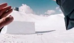Ce rider lâche sa caméra en plein saut en Snowboard !