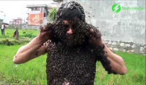 Il se recouvre le corps de milliers d'abeilles... Dangereux!