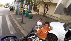 Ce motard cool laisse des gamins jouer avec sa moto... Plus beau jour de leur vie