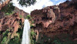 Saut impressionnant d'une cascade de 35m de haut !!