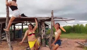 Trois « filles » dansent de façon WTF sur trois bouts de bois