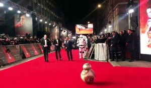BB-8 se prosterne devant les princes William et Harry à l'avant-première de Star Wars VIII The Last Jedi