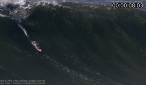 Cette planche de surf dévale la plus grosse vague du monde sans surfeur.. tombé quelques mètres avant !