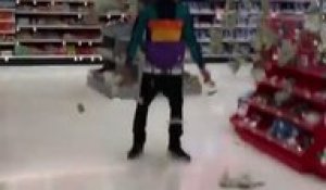 Il jette de l'argent en l'air.. et saute dans un sapin de Noël au Supermarché !!