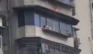Cet homme courageux passe par la fenêtre pour fuir un incendie dans son appartement