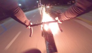 Un cycliste attaque des scootéristes avec des feux d'artifice