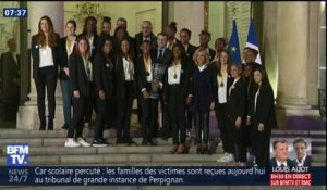 À l'Élysée, Macron salue "l'exploit inédit" des handballeuses françaises, championnes du monde