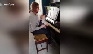 Bébé joue au piano seulement si on tourne les pages des partitions !