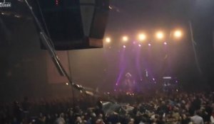La ventilation tombe sur le public pendant un concert de rock