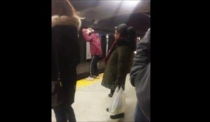 Il se prend le métro en pleine tête en faisant l'idiot trop pret des rails