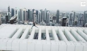 Il saute au-dessus du vide sur le bord d'un immeuble de 70 étages à Dubai !