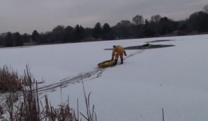 Un sauvetage d'un chien sur la glace qui a failli couté la vie à cet homme