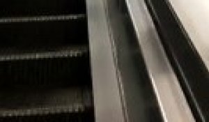 Un supporter a la mauvaise idée de glisser sur la rambarde centrale d’un escalator