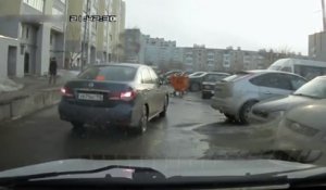 Ces jeunes russes tentent d'intimider un automobiliste mais vont tomber sur le mauvais gars... Pas commode du tout