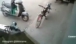 Cette fillette vole le scooter de son papa et s'eclate au sol...
