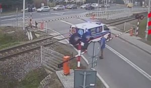 Une ambulance coincée sur un passage à niveau (Pologne)