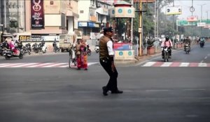 Inde : un policier-danseur régule la circulation grâce au "Moonwalk" de Michael Jackson