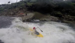 Il attrape un ballon en faisant du Kayak dans une rivière !