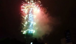Taiwan : Feu d'artifice du nouvel an 2018 tiré du gratte ciel Taipei 101