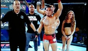 Ce combattant MMA mais un coup à une hotesse... oups, pas fait exprès!