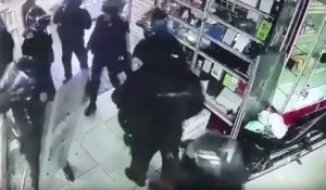 La police anti-émeutes vole dans un magasin (Mexique)