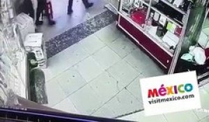Des policiers mexicains se font surprendre en train de voler dans un magasin !
