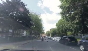 Un piéton courageux intervient pour stopper 2 voleurs à l'arrachée en scooter... Quel courage