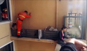 Regardez comment ces sauveteurs chinois font pour empecher une femme de sauter d'un batiment