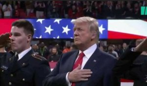 Donald Trump a-t-il oublié les paroles de l'hymne national pendant ce match?