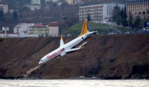 Turquie: Un avion sort de la piste d'atterrissage et tombe dans une falaise