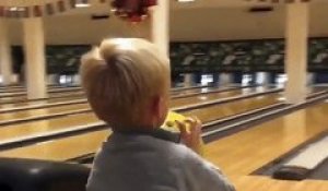 Un jeune garçon aime le bowling et on comprend pourquoi !