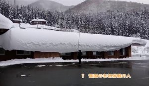 Arracher des tonnes de neige d'un coup de bâton sur le toit : gros kiff au Japon !