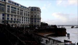 Biarritz : une tempête de mousse recouvre la grande plage