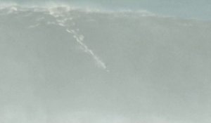 Les surfeurs de l'extrême à l'assaut des vagues géantes
