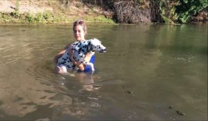 Elle tente d'apprendre à nager à son chien et c'est adorable