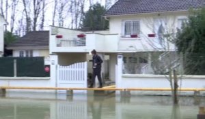 Inondations: les habitants de Noisy-le-Grand se déplacent sur des poutres et des passerelles