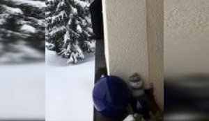 Une femme saute dans la neige depuis le balcon d’un appartement