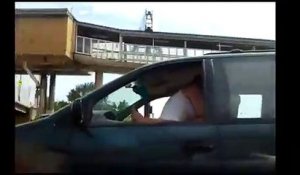 Un couple surpris en pleine action dans la voiture...tout en conduisant