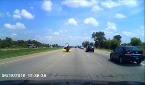 Quand un rouleau tombe devant un motard sur l'autoroute... Chute assurée